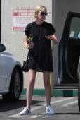 Charlize Theron out in LA 8/12/18 e6qv6dwolh