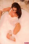 Chloe-Goodman-Wet-And-Soapy-In-The-Bath-k6vlbxknso.jpg