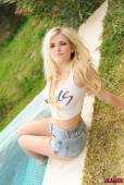 Robyn Lambert White Top And Denim Shorts In The Pool 56vll40rxj