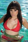 Charlotte-Narni-Red-Bikini-In-The-Pool-06vowv6pl2.jpg