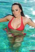 Charlotte-Narni-Red-Bikini-In-The-Pool-g6vowwv2hb.jpg
