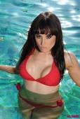 Charlotte-Narni-Red-Bikini-In-The-Pool-06vowvj36a.jpg