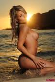 Michelle-Cole-Catching-The-Sunset-Naked-On-The-Beach-a6vp5woelt.jpg
