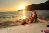 Michelle-Cole-Catching-The-Sunset-Naked-On-The-Beach-k6vp5wksd4.jpg