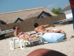 TWO ROMANIAN BEACH GIRLS HIDDEN CAMv6vwa2dgwp.jpg