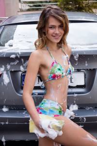 Laina â€“ Sexy Car Wash 04-18 06xbfolaf2