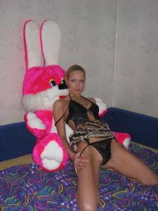 Blonde and her Bunny [x102] 26x0egalxn