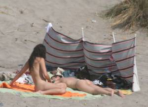 Topless-girl-goes-full-nudist-at-textile-beach-Almeria-%28Spain%29-36x556x22t.jpg