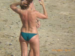 Big Tit Matures Topless On Beach-06x522hn40.jpg
