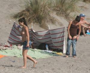 Topless-girl-goes-full-nudist-at-textile-beach-Almeria-%28Spain%29-16x557dxmj.jpg