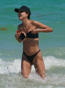Patricia-Contreras-%C3%A2%E2%82%AC%E2%80%9C-Bikini-Malfunction-Candids-at-the-Beach-in-Miami-%28NSFW%29-g6xoqw2j6v.jpg