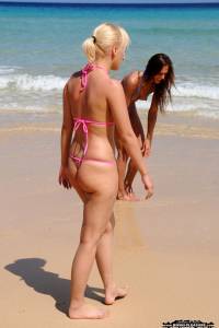 Adriana%2C-Dominika-public-beach-flashing-%5Bx140%5D-m6xqbw9o5c.jpg