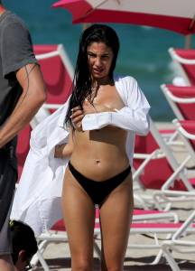 Giulia-De-Lellis-%C3%A2%E2%82%AC%E2%80%9C-Topless-Bikini-Photoshoot-on-the-Beach-in-Miami-y6xvfk4exi.jpg