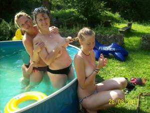 Mom and her two teen daughters x42-q6xvwsbzjt.jpg