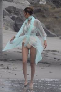 Bella Hadid â€“ Topless Photoshoot Candids in Malibu-q7aapqp655.jpg