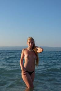 Sexy-Blonde-18-Year-Old-On-Vacation-m7adeh50xx.jpg
