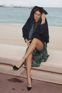 Isabeli Fontana â€“ Pantyless Upskirt in Cannes-q7agxopajb.jpg