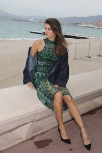 Isabeli Fontana â€“ Pantyless Upskirt in Cannes-q7agxovhlp.jpg