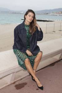 Isabeli Fontana â€“ Pantyless Upskirt in Cannes-w7agxorxig.jpg
