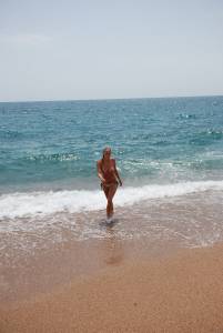 Blonde chick on vacation x59-y7a223g265.jpg