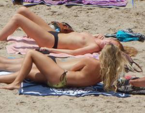 Playa-Espana-Tetas-Voyeur-Candid-%5Bx52%5D-p7a27qhqho.jpg