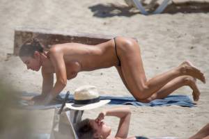 Valentina Fradegrada â€“ Topless Paparazzi Pictures at the beach in Ibizav7a25o74is.jpg
