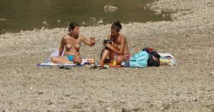 2 Sexy Topless Girls On The Beach (18 foto) q7a5i1xqzd