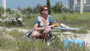 Sexy-mom-outdoors-peeing-and-flashing-x48-b7a4w1xcce.jpg