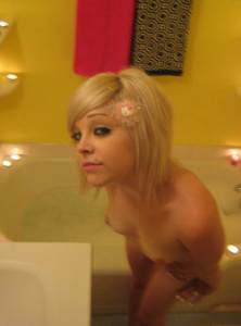 Smoking-hottie-in-the-bathtub-x60-v7a6s175s2.jpg