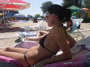 Bikini-candid-girl-at-beach-x61-d7ajwvi377.jpg