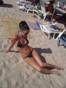 Bikini-candid-girl-at-beach-x61-t7ajwvfiht.jpg