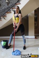 Kiarra Nava Hoe Maid Cleans The House - 552x-g7aqclt5fs.jpg