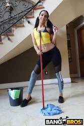 Kiarra Nava Hoe Maid Cleans The House - 552x-z7aqcmho4y.jpg