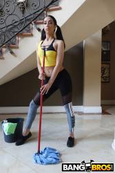 Kiarra-Nava-Hoe-Maid-Cleans-The-House-552x-g7aqclnwuc.jpg