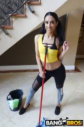 Kiarra Nava Hoe Maid Cleans The House - 552x-p7aqcm2vok.jpg