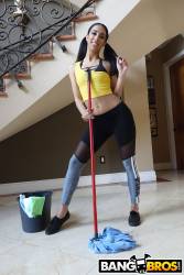 Kiarra Nava Hoe Maid Cleans The House - 552x-y7aqcmg3dx.jpg