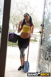 Kiarra Nava Hoe Maid Cleans The House - 552x-o7aqcjeeif.jpg