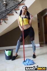 Kiarra Nava Hoe Maid Cleans The House - 552x-67aqcminz1.jpg