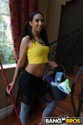 Kiarra-Nava-Hoe-Maid-Cleans-The-House-552x-u7aqcjj4uq.jpg