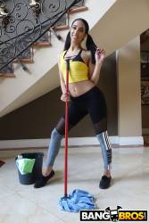 Kiarra-Nava-Hoe-Maid-Cleans-The-House-552x-m7aqclwnap.jpg