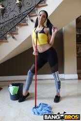 Kiarra Nava Hoe Maid Cleans The House - 552x-17aqclxh1r.jpg