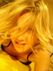 Blonde-playing-and-making-photos-at-home-x206-l7bhch60pn.jpg