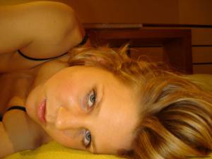 Blonde-playing-and-making-photos-at-home-x206-57bhch9pfo.jpg