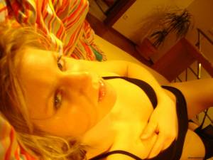 Blonde-playing-and-making-photos-at-home-x206-27bhcgslct.jpg
