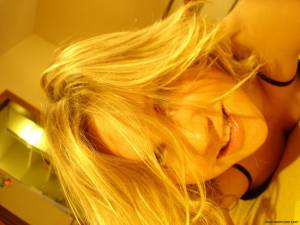 Blonde-playing-and-making-photos-at-home-x206-77bhch5h02.jpg