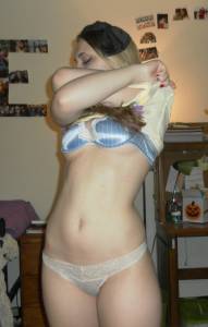 Hot-girlfriend-posing-in-bedroom-%28x63%29-17b1pvdlg3.jpg