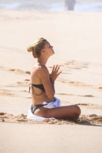 Kelly Rohrbach Topless On The Beach In Hawaii-27b42uxhay.jpg