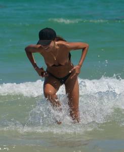 Patricia-Contreras-Topless-On-The-Beach-In-Miami-q7b4h5svee.jpg