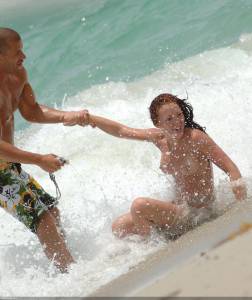 Natasha-Hamilton-Topless-On-The-Beach-In-Miami-h7b4h1snoh.jpg