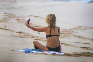 Kelly Rohrbach Topless On The Beach In Hawaii-b7b42v1yvv.jpg
